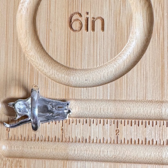 Art Nouveau Style Cat Ring with Peridot eyes
925 Sterling Silver - Picture 4 of 9